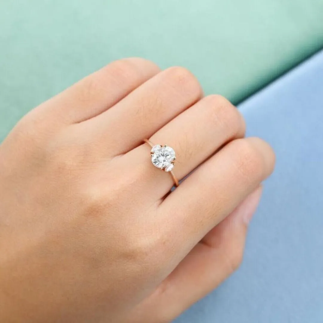 /public/photos/live/Oval and Marquise Moissanite Three Stone Woman Ring 702 (3).webp